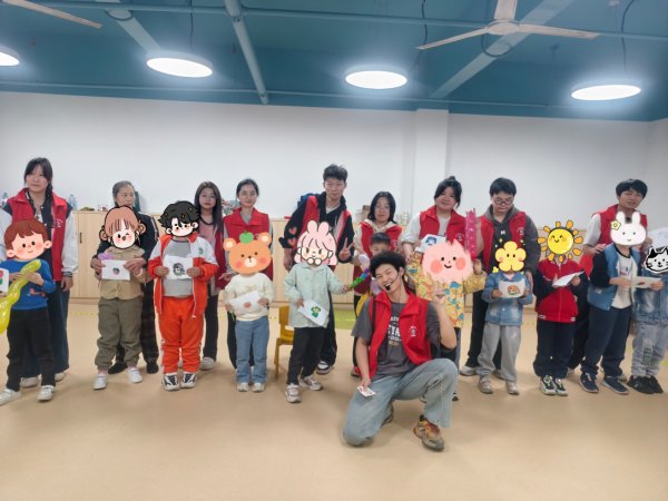 志愿者带领其负责儿童开展活动