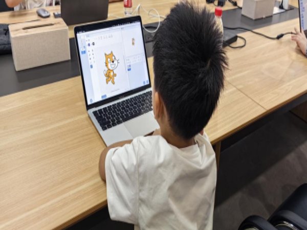 带领孩子们走进充满趣味的 Scrat