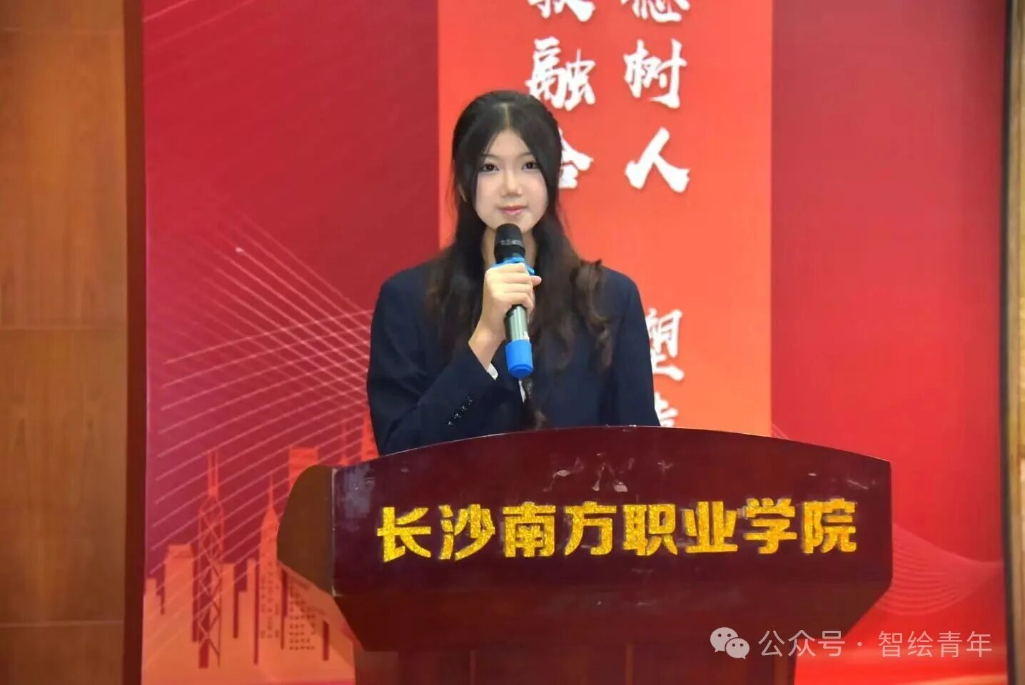 团总支书记王艳及25级辅导员与全体2